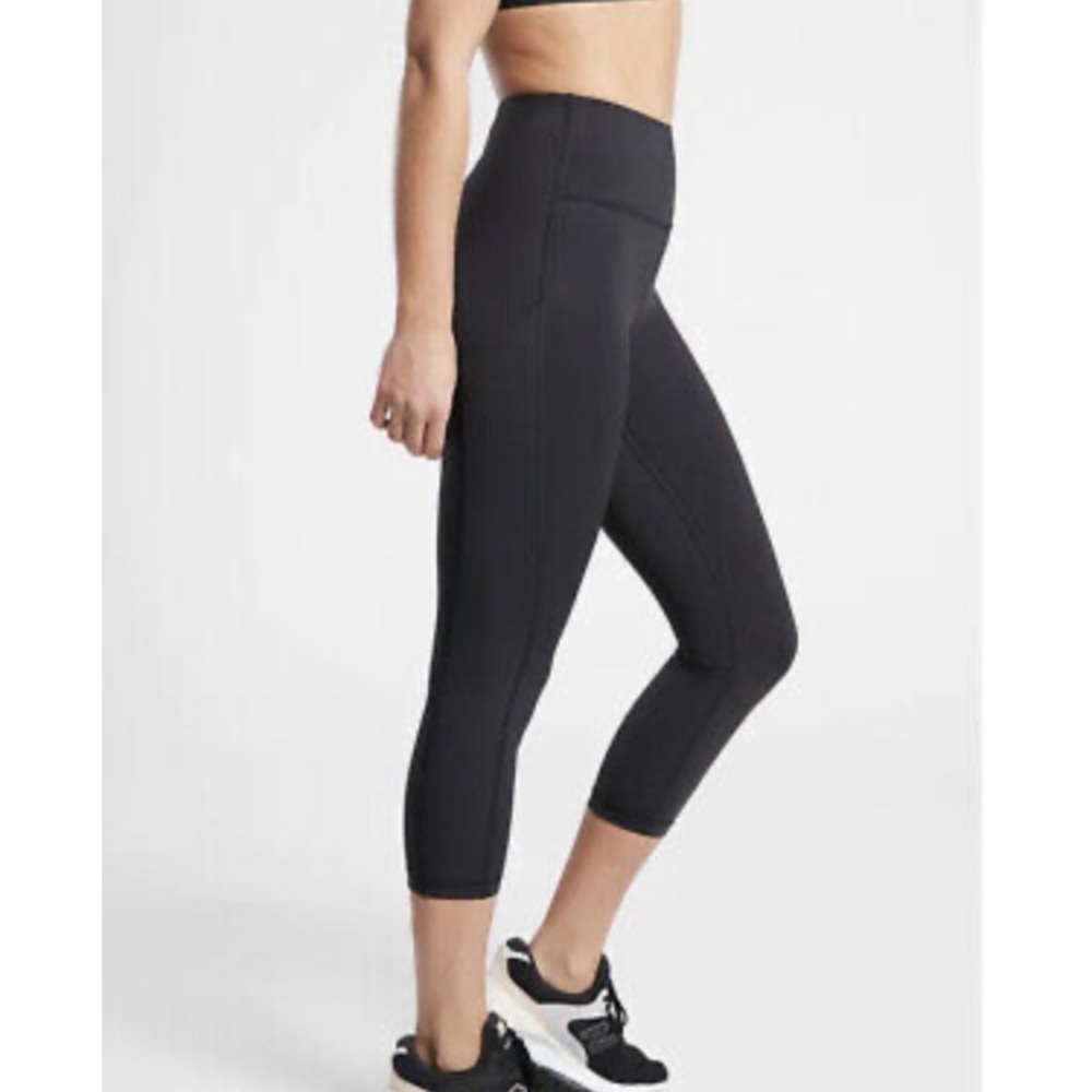 Athleta ultimate stash pocket Capri size medium black